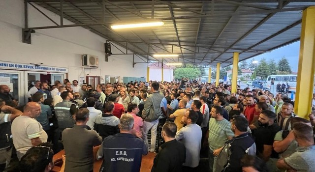 Eskişehirde yüzlerce işçi zammı beğenmedi, belediyeyi protesto etti