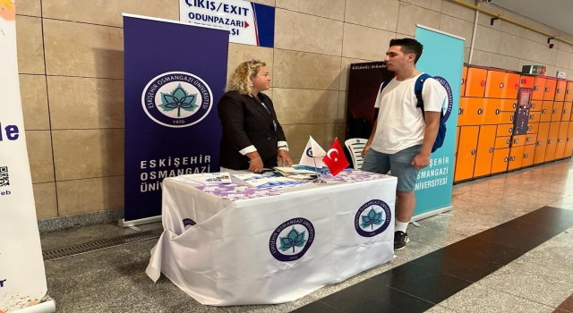 Eskişehire gelen öğrencileri üniversite temsilcileri karşıladı