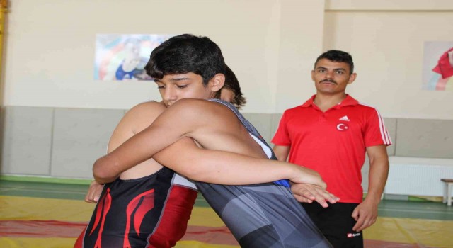 Eskişehirli minik güreşçiler, başarıya ulaşmak için minderde ter döküyor