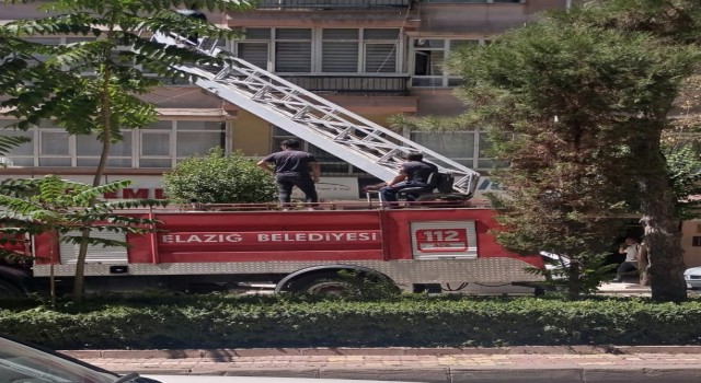 Evde düşüp bacağını incitti, haber alınamayınca ekipler balkondan girerek kurtardı