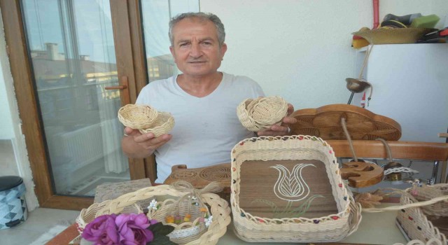 Evinin balkonunu atölyeye çevirdi, ahşabı sanata dönüştürüyor