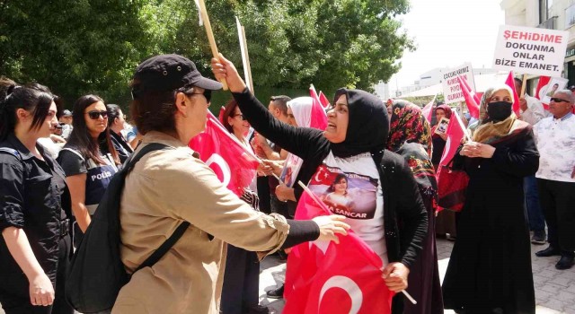 Evlatları dağa kaçırılan anneler kendilerine zafer işareti yapan HDPlilere öfke kustu