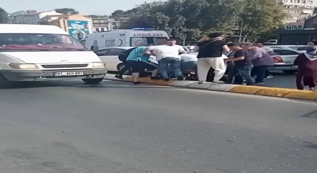Eyüpsultanda trafikteki sürücüler arasında yol verme kavgası kamerada