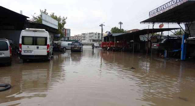 Ezinede sokakları ve iş yerlerini su bastı