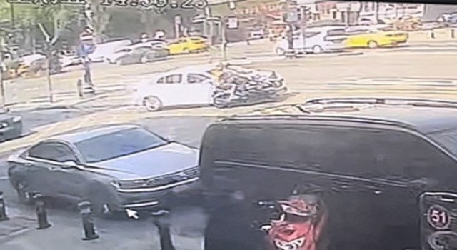 Fatihte 2 kişinin yaralandığı feci kaza kamerada
