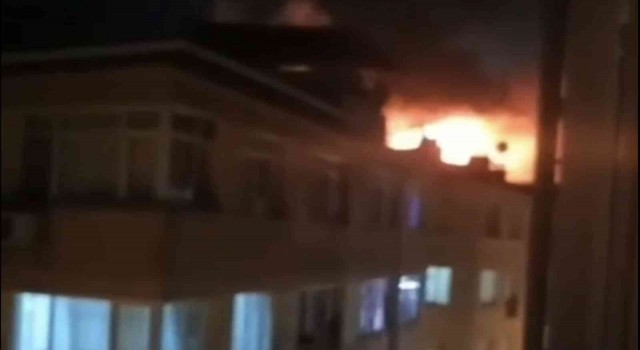 Fatihte 4 katlı binanın çatısında korkutan yangın
