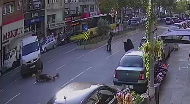 Fatihte elektrikli scooter ile minibüs çarpıştı, kaza anları kamerada