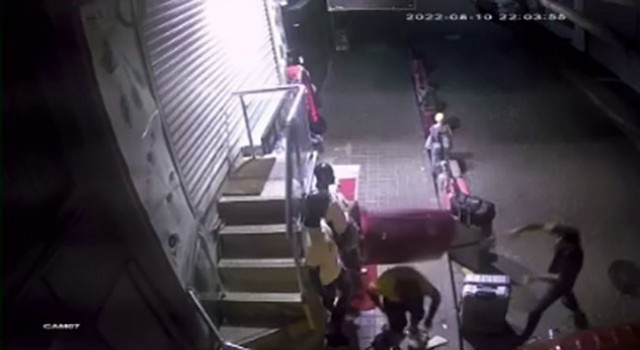 Fatihte hırsızlık yapan kişiyi bavulla dövdü