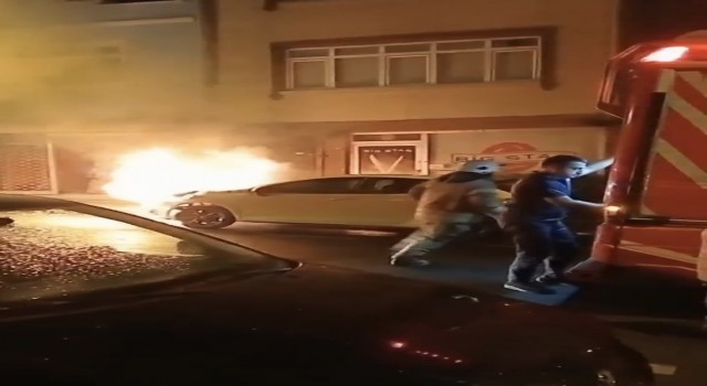 Fatihte park halindeki otomobil alev alev yandı