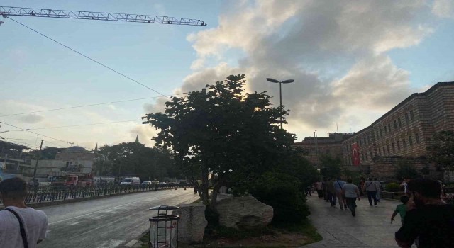 Fatihte vinç üzerinde intihar girişimi: Tramvay seferleri durdu, vatandaşlar kilometrelerce yol yürüdü