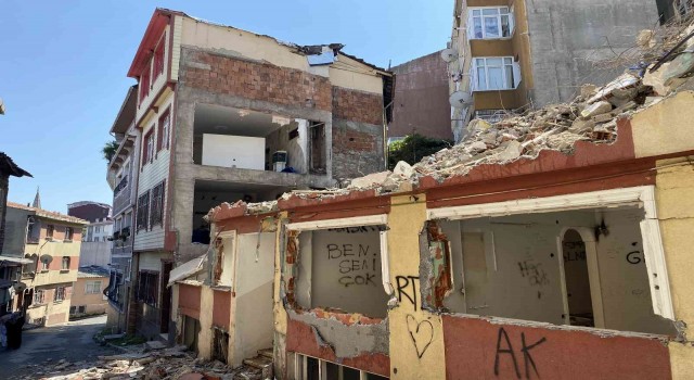 Fatihte yıkılan binanın bitişiğindeki 3 daire duvarsız kaldı