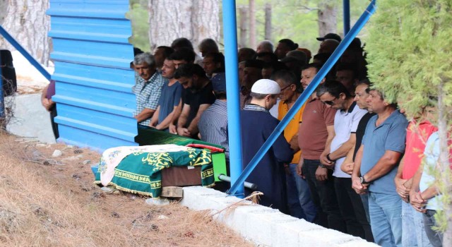 Feci kazada ölen anne ve 1 yaşındaki kızı yan yana toprağa verildi