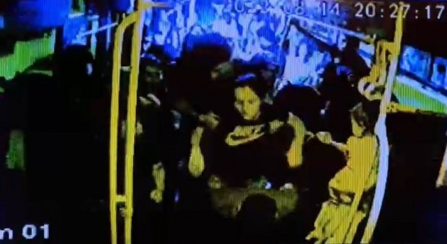 Fenalaşan yolcusunu sırtına yükleyip hastaneye götüren otobüs şoförü günün kahramanı oldu