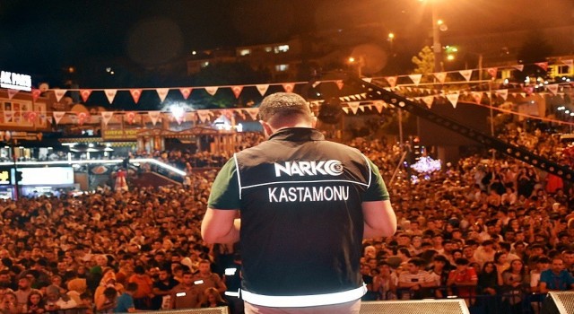 Festivalde sahneye çıkan polis ekiplerinden binlerce vatandaşa uyuşturucu uyarısı