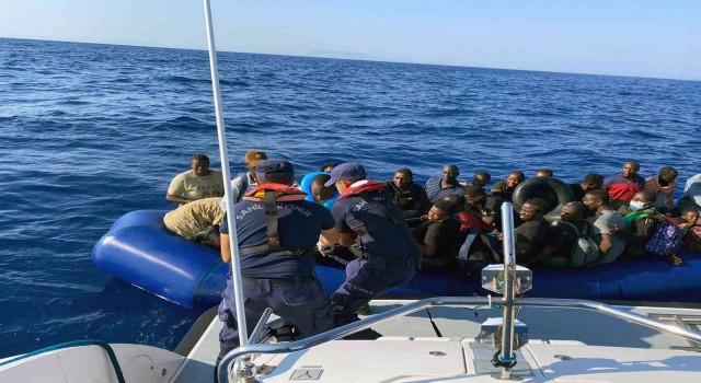 Fethiyede 35 düzensiz göçmen kurtarıldı