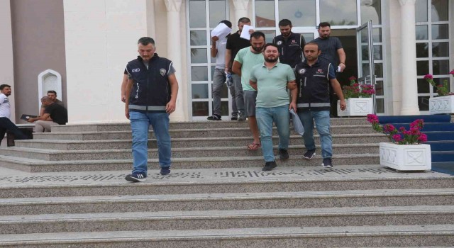 Fethiyede göçmen kaçakçılığı yapan 4 kişi tutuklandı