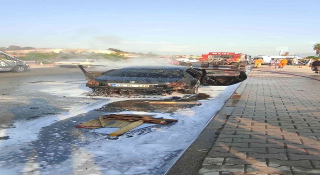 Fethiyede seyir halindeki otomobil alev alev yandı