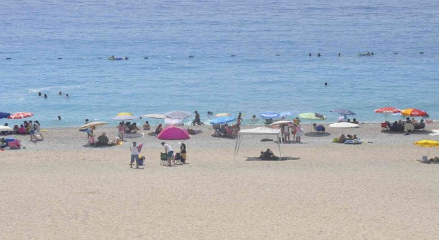 Fethiyede sıcaktan bunalan yerli ve yabancı tatilciler Ölüdenize koştu