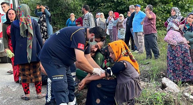 Fındık işçilerini taşıyan traktör devrildi, işçileri yola saçıldı