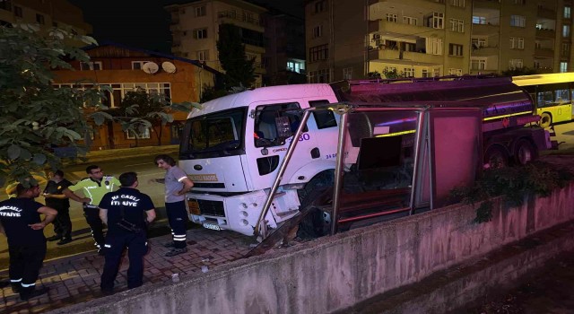 Freni boşalan tanker otobüs durağına daldı