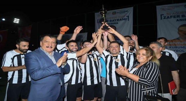 Futbol turnuvasında kupa İnönü Üniversitesinin