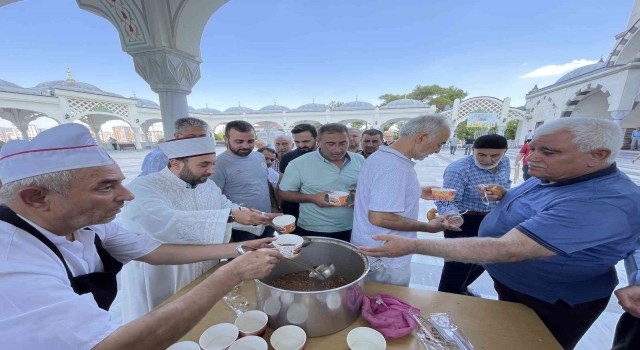 Gaziantepte Cuma namazı sonrası cemaate aşure ikram edildi