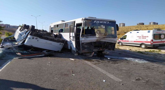 Gaziantepte işçi servisleri kaza yaptı: 3ü ağır 22 yaralı