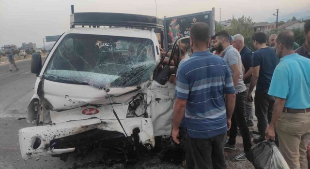 Gaziantepte kamyonet ile otomobil çarpıştı: 3 yaralı