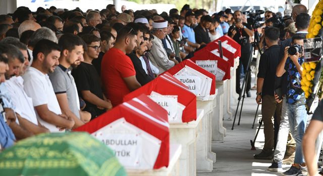 Gaziantep’teki trafik kazasında hayatını kaybeden 7 kişi son yolculuğuna uğurlandı