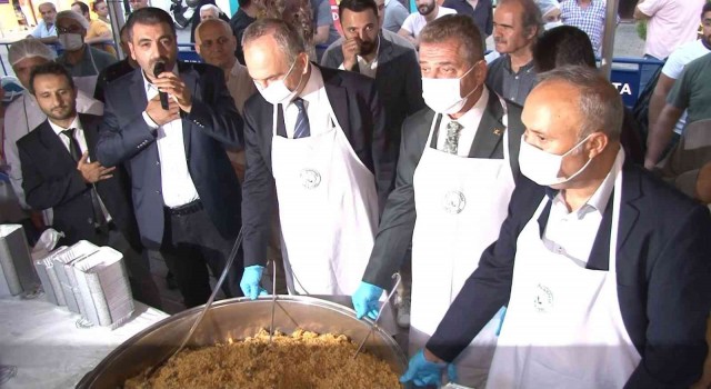 Gaziosmanpaşa Belediyesi tarafından vatandaşlara aşure dağıtıldı