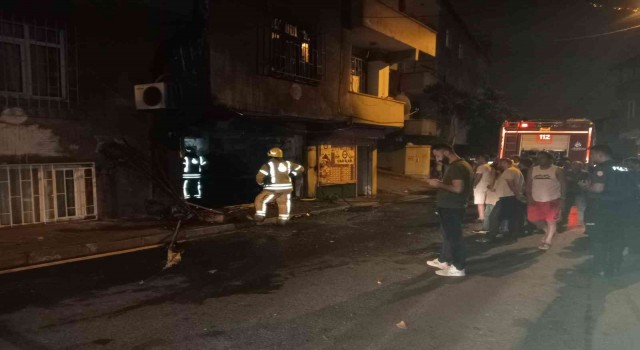 Gaziosmanpaşada 2 şüpheli önce dükkanı yaktı, daha sonra havaya ateş açarak olay yerinden kaçtı