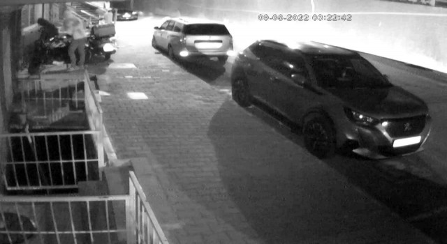 Gaziosmanpaşada demir kesme makasıyla motosiklet hırsızlığı kamerada