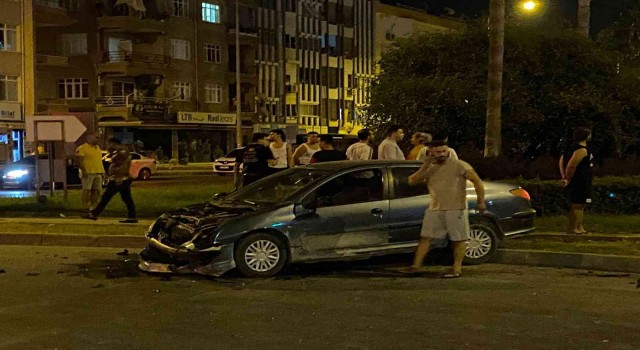 Gazipaşada kavşakta iki araç çarpıştı: 1 ölü, 1i ağır 2 yaralı