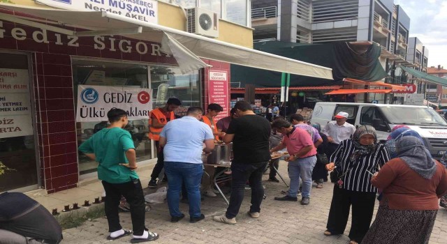 Gediz Ülkü Ocakları 3 bin kişiye aşure dağıttı