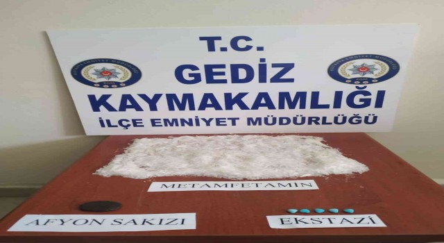 Gedizde durdurulan araçta uyuşturucu ele geçirildi