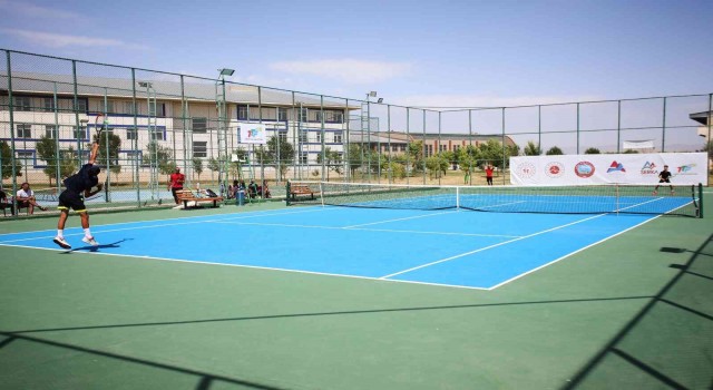 Geleceğin raketleri AİÇÜ kortlarında ter döktü