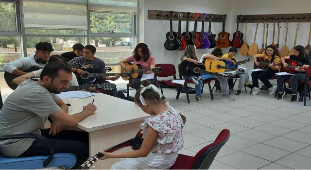 Gençlik Merkezinin gitar eğitimlerine yoğun ilgi