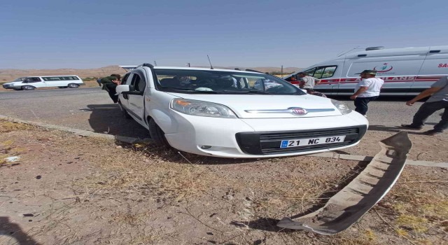 Gercüşte hafif ticari araç refüje çarptı: 5 yaralı