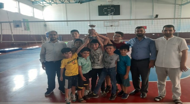 Germencikte Yaz Kuran Kursları Arası Voleybol Turnuvası düzenlendi