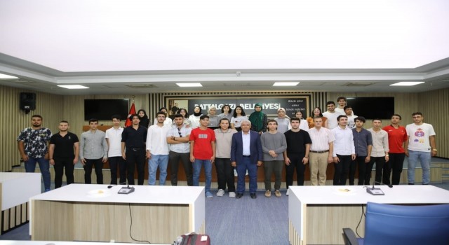 Güder, YKSde başarılı öğrencileri ödüllendirdi