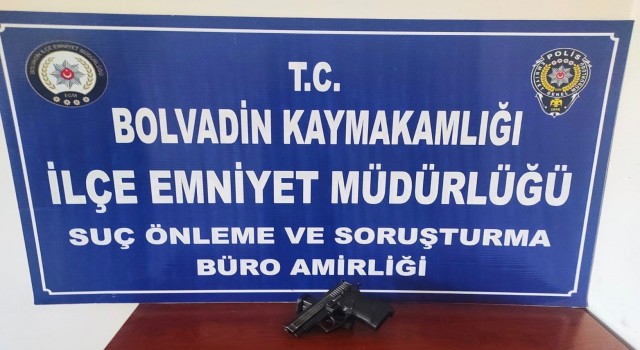 Gündüz silahla dolaştığı ihbar edilen şahsı polis gece düğünde yakaladı