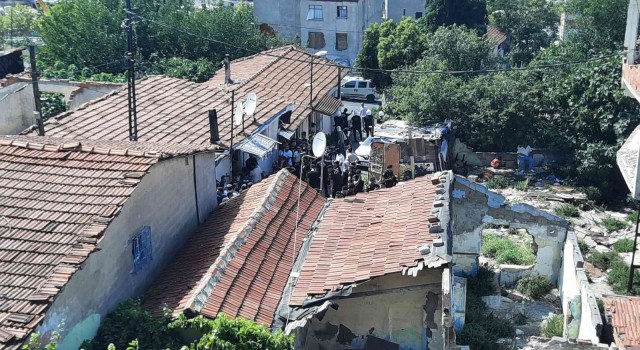 Hacıhüsrevdeki vatandaşlar polis zoruyla tahliye ediliyor