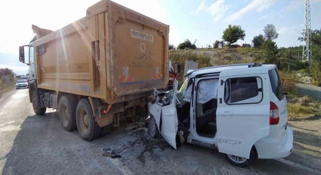 Hafif ticari araç hafriyat kamyonuna çarptı: 1 ağır yaralı