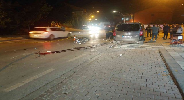 Hafif ticari araç ile motosiklet çarpıştı: 1i ağır 2 yaralı