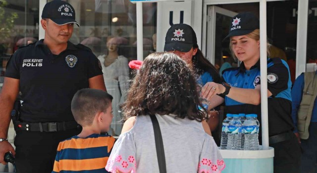 Hakkari polisinden vatandaşa ikram