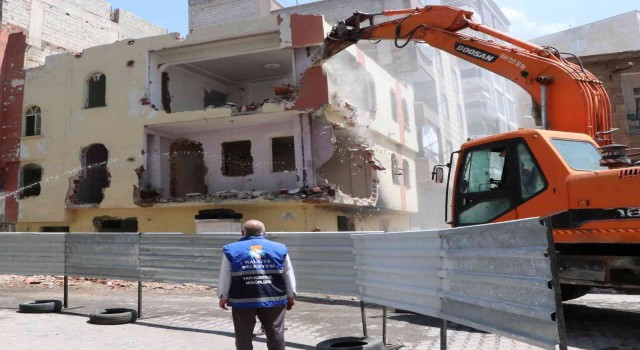 Haliliyede metruk ve riskli yapılar yıkılıyor