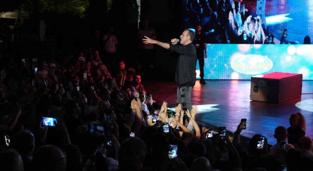 Haluk Levente çocuk sesleri korosu eşlik etti