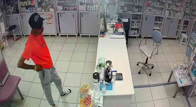 Hasta gibi geldi, sadaka kutusu ve telefonu çaldı
