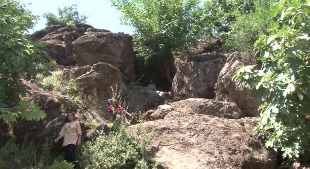 Hatayda doğal klima özelliği olan mağara yaz aylarında ilgi görüyor