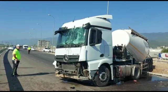 Hatayda sıkıştırılan beton mikseri kaza yaptı: 1 yaralı